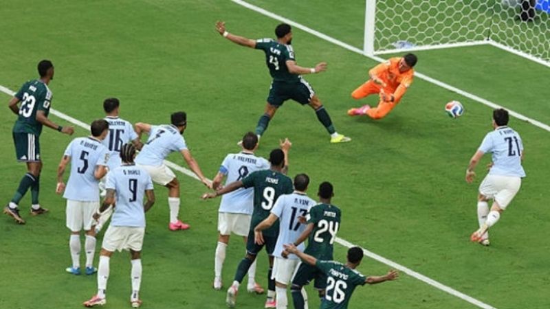 Al-Amri đá bồi tung lưới Muslera, giúp Ả Rập Xê Út dẫn trước Uruguay 1-0 ở hiệp một.