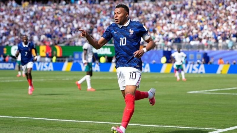 Mbappé lập cú đúp lịch sử giúp Pháp thắng Senegal 3-1 sau hiệp hai bùng nổ.