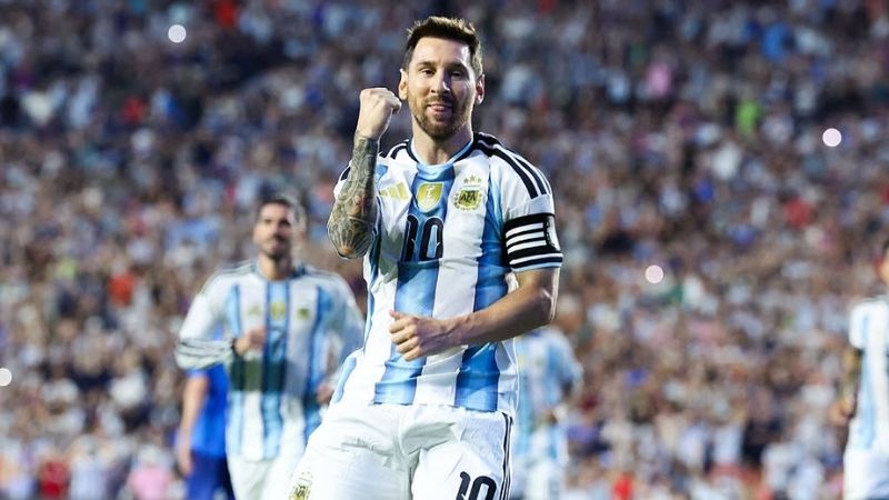 Messi đá phạt đền thành công nâng tỷ số lên 2-0, chạm mốc 911 bàn thắng sự nghiệp.
