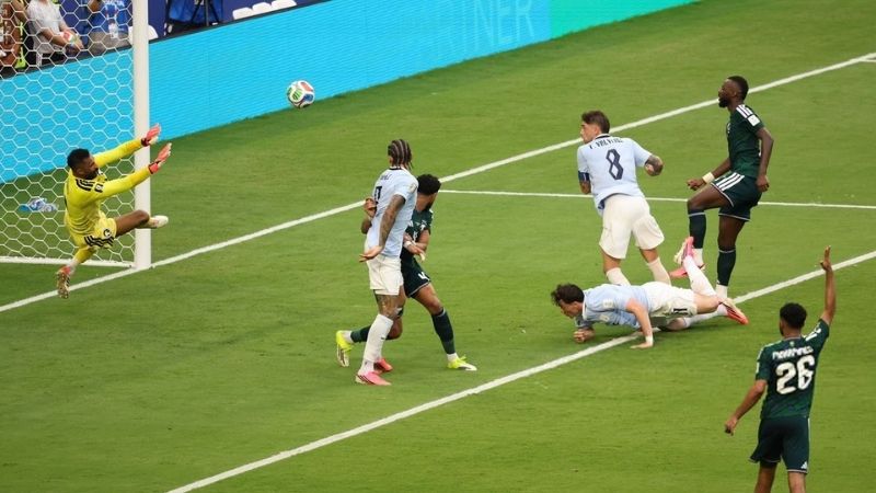 Thủ môn Al-Owais hóa người hùng giúp Ả Rập Xê Út cầm hòa Uruguay dù Núñez gây thất vọng.
