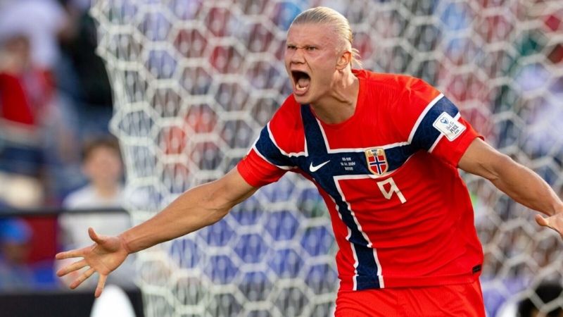 Haaland lập cú đúp ngày ra mắt World Cup dù chỉ chạm bóng 20 lần trong cả trận.