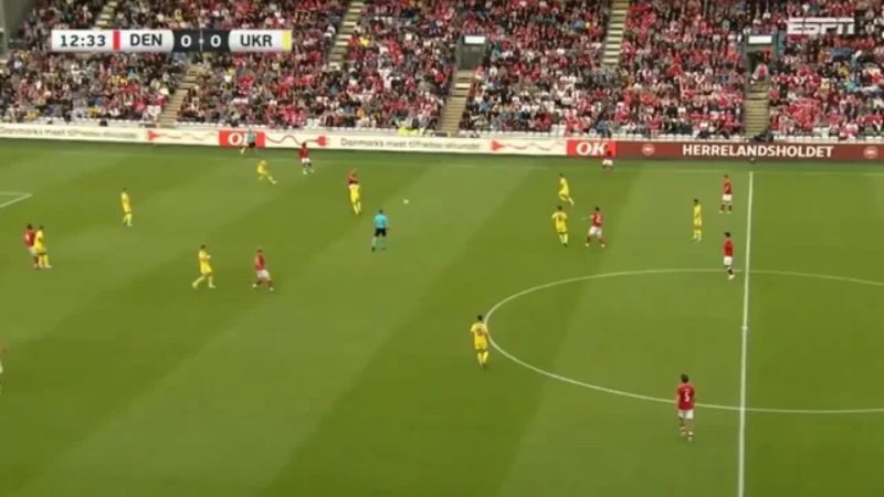 Bah chuyền bóng, Dorgu sút nối đẹp mắt mở tỷ số 1-0 cho Đan Mạch trước Ukraine.