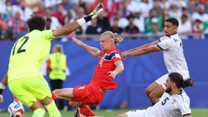 Haaland ghi bàn thứ 56 từ pha căng ngang của Møller Wolfe, mở tỷ số 1-0 cho Na Uy.