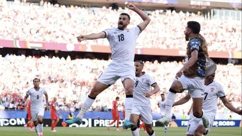 Aymen Hussein đánh đầu gỡ hòa 1-1, ghi bàn thắng World Cup lịch sử sau 40 năm cho Iraq.