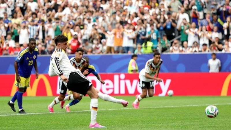 Havertz đá phạt đền thành công nâng tỷ số lên 3-1 cho Đức sau khi Nmecha bị phạm lỗi.