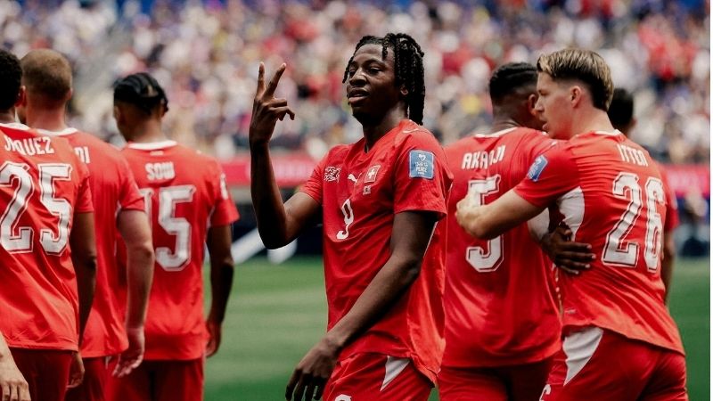 Vừa vào sân, Manzambi lập tức lập siêu phẩm volley mở tỷ số cho Thụy Sĩ.