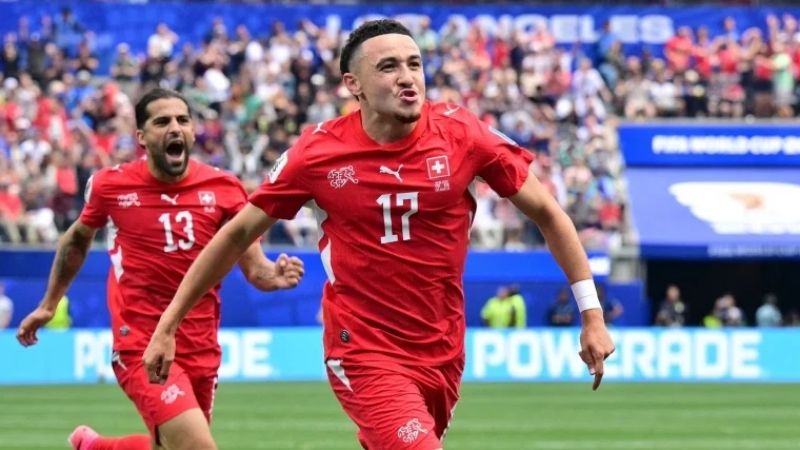 Vargas dứt điểm chuẩn xác nâng tỷ số lên 3-0 cho Thụy Sĩ sau pha căng ngang.