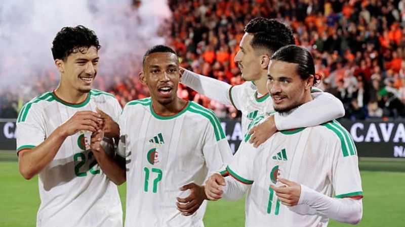 Phút 86, Hadj Moussa ghi siêu phẩm giúp Algeria thắng sốc Hà Lan 1-0 ngay tại De Kuip.